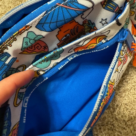 Disney World Four Park Blue and White Fanny Pack, Tags removed, never used - Picture 6 of 8
